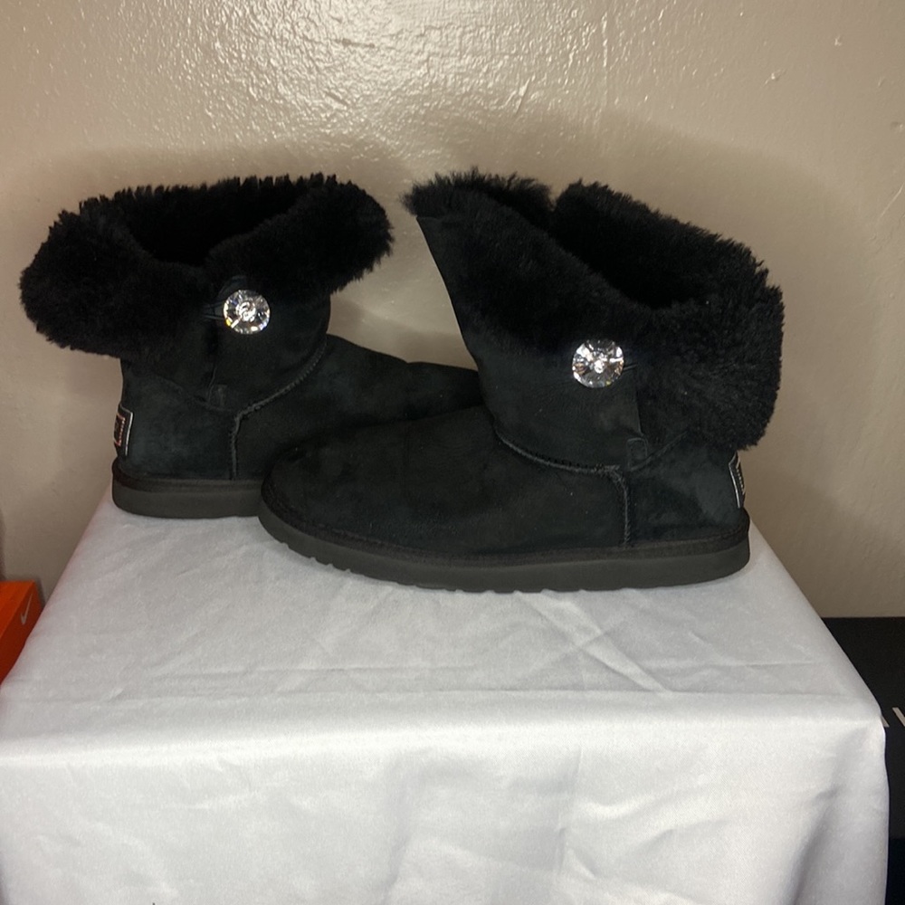 UGG w Bailey Button Bling size 9